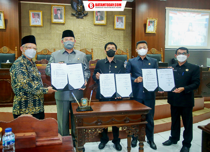 Unsur Pimpinan DPRD saat foto bersama dengan Bupati usai menandatangani draft Ranperda